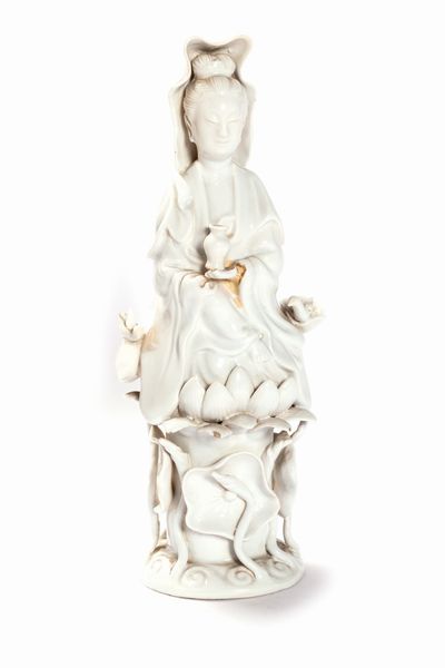 Guanyin in porcellana blanc de Chine, Cina secolo XIX  - Asta Arte Orientale - Associazione Nazionale - Case d'Asta italiane