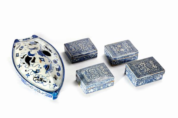 Lotto composto da una legumiera e quattro scatoline in porcellana bianca e blu, Cina secoli XIX - XX  - Asta Arte Orientale - Associazione Nazionale - Case d'Asta italiane