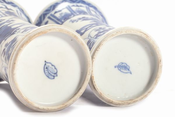 Coppia di vasetti a tromba in porcellana bianca e blu, Cina secolo XX  - Asta Arte Orientale - Associazione Nazionale - Case d'Asta italiane