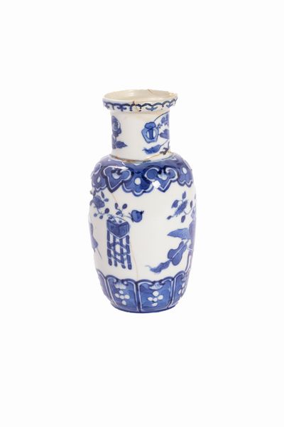 Vaso in porcellana bianca e blu, Cina secolo XIX  - Asta Arte Orientale - Associazione Nazionale - Case d'Asta italiane