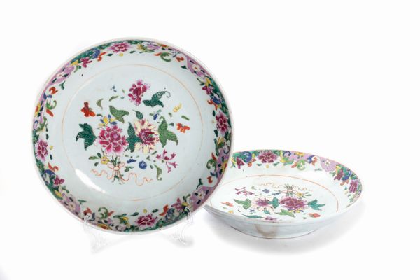 Due piatti in porcellana policroma, Cina secolo XVIII  - Asta Arte Orientale - Associazione Nazionale - Case d'Asta italiane