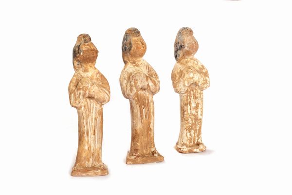 Tre antiche figure di Fat Lady in terracotta con tracce di policromia, Cina  - Asta Arte Orientale - Associazione Nazionale - Case d'Asta italiane