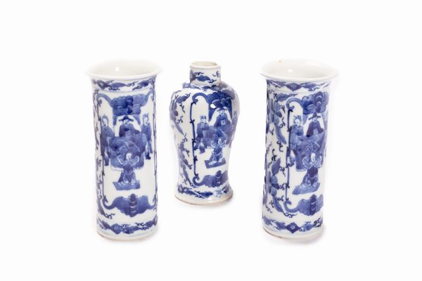 Trittico di vasi in porcellana bianca e blu, Cina secolo XIX  - Asta Arte Orientale - Associazione Nazionale - Case d'Asta italiane