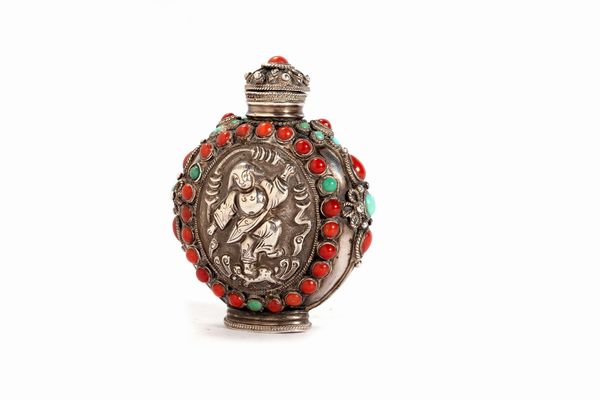 Snuff bottle in argento con turchesi e coralli, Tibet secolo XX  - Asta Arte Orientale - Associazione Nazionale - Case d'Asta italiane