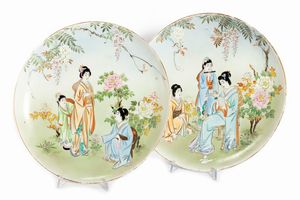 Coppia di piatti in porcellana policroma, Giappone periodo Meiji - Taisho  - Asta Arte Orientale - Associazione Nazionale - Case d'Asta italiane