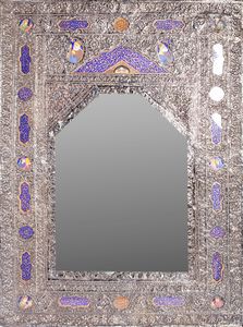 Specchio con lamina d'argento finemente sbalzato, Persia secoli XIX - XX  - Asta Arte Orientale - Associazione Nazionale - Case d'Asta italiane