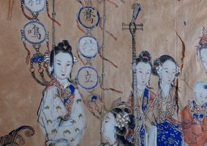 Grande pannello decorativo raffigurante corteo con bambini e figure femminili, Cina secolo XIX  - Asta Arte Orientale - Associazione Nazionale - Case d'Asta italiane