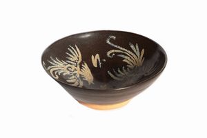 Antica ciotola in ceramica decorata all'interno con fenici, Cina  - Asta Arte Orientale - Associazione Nazionale - Case d'Asta italiane