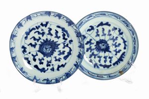 Coppia di piatti bianchi e blu in porcellana, Cina periodo Qing  - Asta Arte Orientale - Associazione Nazionale - Case d'Asta italiane