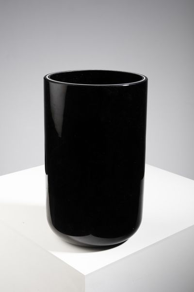 VISTOSI LUCIANO (1931 - 2010) : Vaso in vetro nero incamiciato della serie Welma per Vetreria Vistosi  - Asta Asta 351 | Design - Associazione Nazionale - Case d'Asta italiane
