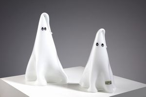 VETRERIA VISTOSI - Coppia di figure in vetro raffiiguranti fantasmi in vetro lattimo. Occhi a murrina nero e lattimo