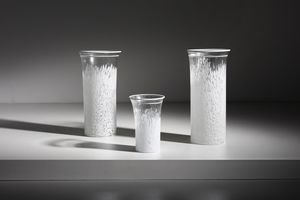 VETRERIA VISTOSI - attribuito. Coppia di portaombrelli  e vaso in vetro trasparente decorati con filamenti e macchie in vetro lattimo