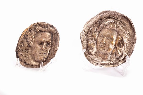 Due placche circolari in bronzo argentato con ritratti di gentiluomo e gentildonna, secolo XX  - Asta Incanti d'Arte - Associazione Nazionale - Case d'Asta italiane