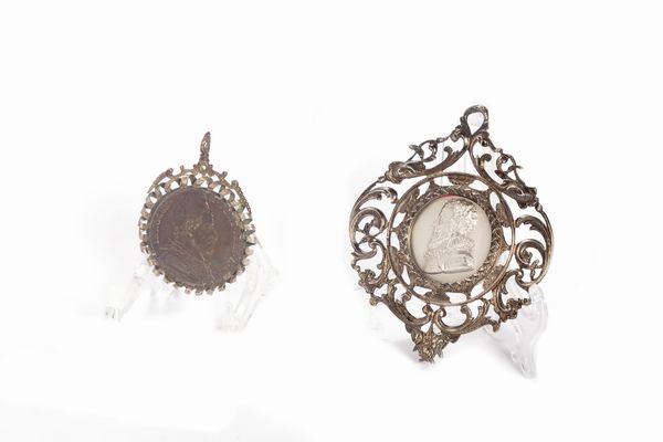 Due antiche medaglie in argento, una con ritratto di Papa Innocenzo XII  - Asta Incanti d'Arte - Associazione Nazionale - Case d'Asta italiane