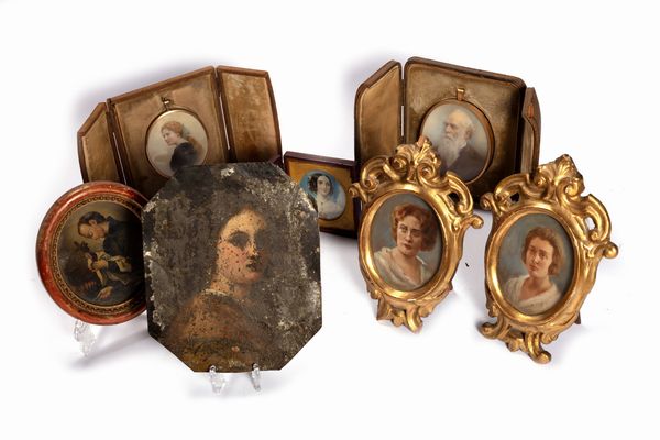 Lotto composto da sei miniature e una stampa fotografica montata in oro 9 k, secoli XIX - XX  - Asta Incanti d'Arte - Associazione Nazionale - Case d'Asta italiane