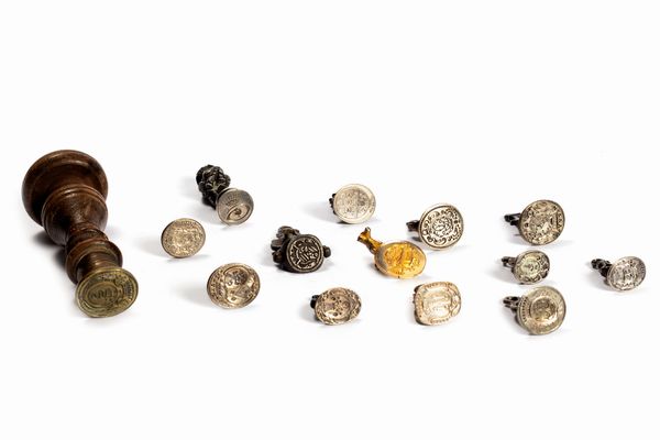 Lotto composto da quattordici sigilli in metalli diversi, con stemmi nobiliari, secoli XVIII - XIX  - Asta Incanti d'Arte - Associazione Nazionale - Case d'Asta italiane