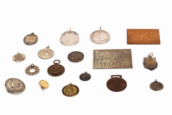 Lotto composto da quindici medaglie e due placche, in metalli diversi  - Asta Incanti d'Arte - Associazione Nazionale - Case d'Asta italiane