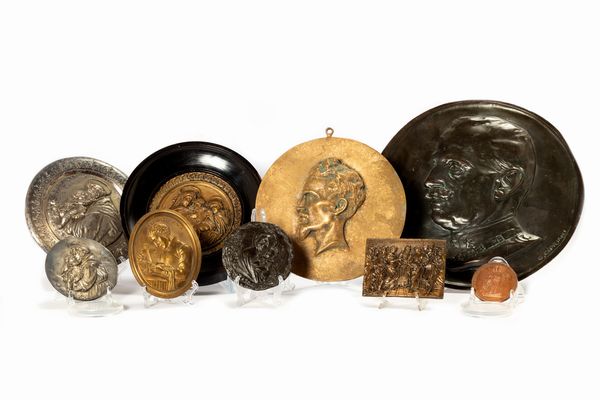 Lotto composto da nove placche in metalli diversi, secoli XIX-XX  - Asta Incanti d'Arte - Associazione Nazionale - Case d'Asta italiane