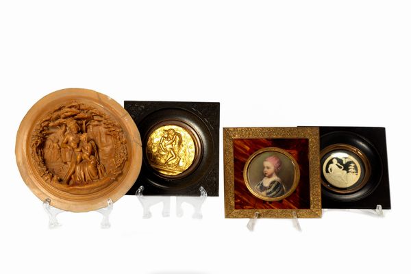 Lotto composto da tre placche e una miniatura in materiali diversi, fine secolo XIX - inizi secolo XX  - Asta Incanti d'Arte - Associazione Nazionale - Case d'Asta italiane
