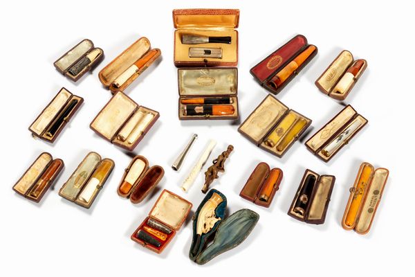 Bella collezione di ventuno bocchini in materiali diversi, secoli XIX - XX  - Asta Incanti d'Arte - Associazione Nazionale - Case d'Asta italiane