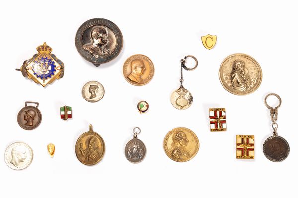 Lotto composto da diciotto medaglie e decorazioni in materiali diversi, secolo XX  - Asta Incanti d'Arte - Associazione Nazionale - Case d'Asta italiane