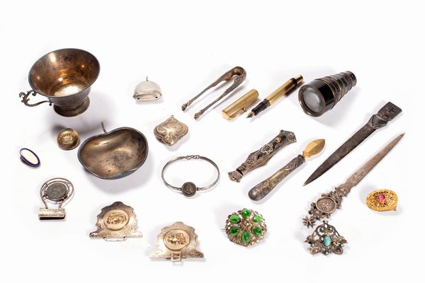 Lotto composto da diciannove oggetti in argento e metalli diversi, secoli XIX-XX  - Asta Incanti d'Arte - Associazione Nazionale - Case d'Asta italiane