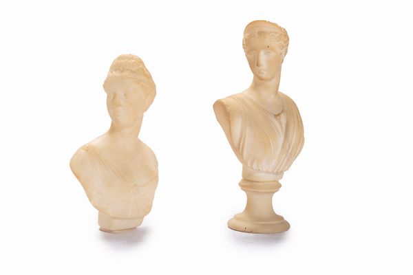 Due sculture in alabastro raffiguranti busti femminili in abiti classici, secolo XIX  - Asta Incanti d'Arte - Associazione Nazionale - Case d'Asta italiane