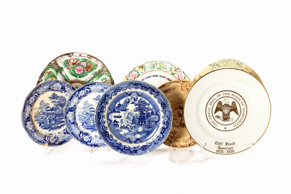 Lotto composto da dodici piatti e tre piattini in ceramica e porcellana, manifatture ed epoche diverse  - Asta Incanti d'Arte - Associazione Nazionale - Case d'Asta italiane