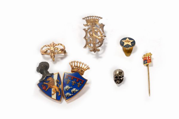 Lotto composto da sei piccoli oggetti in metalli diversi, secoli XIX - XX  - Asta Incanti d'Arte - Associazione Nazionale - Case d'Asta italiane