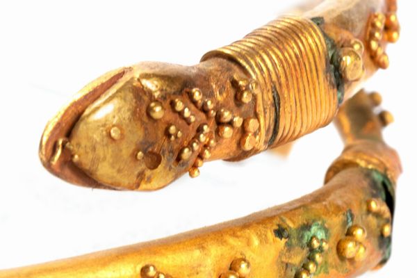 Antico bracciale rigido laminato in oro, a forma di serpente  - Asta Incanti d'Arte - Associazione Nazionale - Case d'Asta italiane