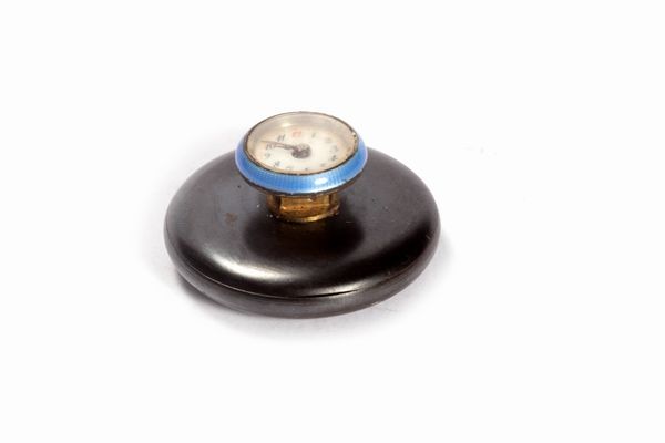 Orologio a bottone con smalti guilloch, inizi secolo XX  - Asta Incanti d'Arte - Associazione Nazionale - Case d'Asta italiane