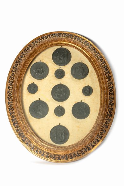Undici placche circolari in materiale composito, secoli XIX - XX  - Asta Incanti d'Arte - Associazione Nazionale - Case d'Asta italiane