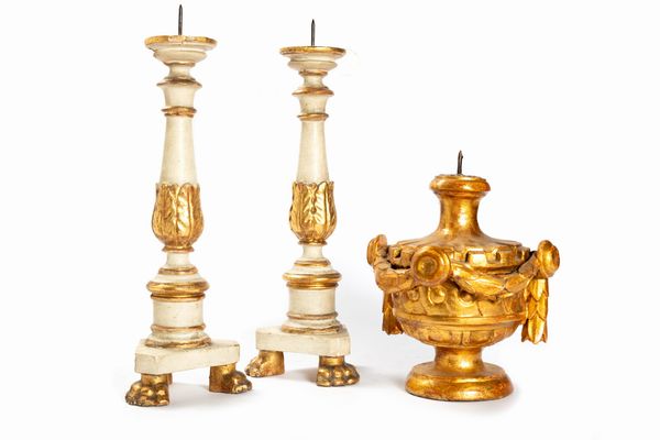 Lotto composto da una coppia di candelieri e un candeliere singolo in legno laccato e dorato, fine secolo XVIII  - Asta Incanti d'Arte - Associazione Nazionale - Case d'Asta italiane