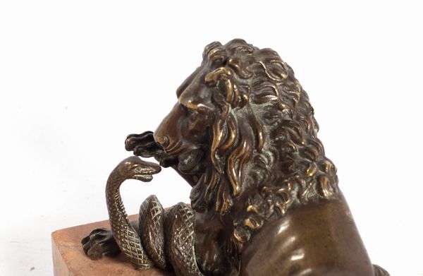 Scultura in bronzo raffigurante leone che lotta con serpente, secolo XIX  - Asta Incanti d'Arte - Associazione Nazionale - Case d'Asta italiane