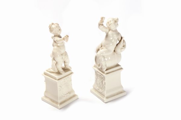 Due statuine in porcellana bianca raffiguranti allegorie dell'Estate e dell'Autunno, secolo XIX  - Asta Incanti d'Arte - Associazione Nazionale - Case d'Asta italiane