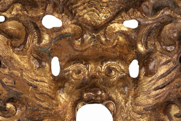 Lotto composto da quattro bocchette di serratura in bronzo, di cui due dorate a forma di mascheroni, secoli XVII - XVIII  - Asta Incanti d'Arte - Associazione Nazionale - Case d'Asta italiane