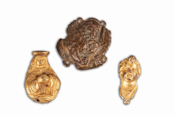 Lotto composto da tre antichi piccoli oggetti in bronzo, di cui due dorati  - Asta Incanti d'Arte - Associazione Nazionale - Case d'Asta italiane