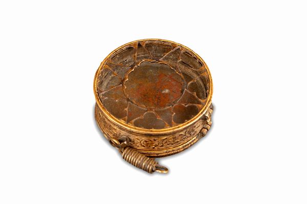 Antica scatolina circolare in bronzo dorato, con coperchi traforati  - Asta Incanti d'Arte - Associazione Nazionale - Case d'Asta italiane