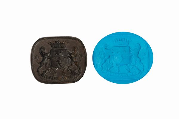 Due sigilli in ferro con manico in legno ebanizzato nero, con stemmi nobiliari, secolo XVIII  - Asta Incanti d'Arte - Associazione Nazionale - Case d'Asta italiane