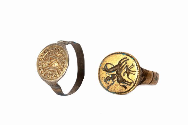 Due antichi anelli in bronzo, con sigilli  - Asta Incanti d'Arte - Associazione Nazionale - Case d'Asta italiane