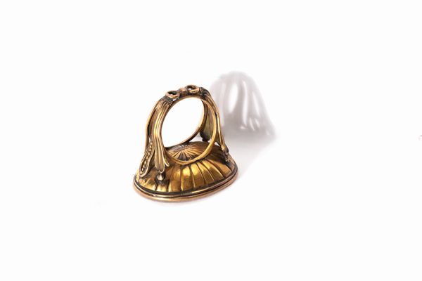 Importante anello in oro con corniola finemente incisa con stemma nobiliare, secolo XIX  - Asta Incanti d'Arte - Associazione Nazionale - Case d'Asta italiane