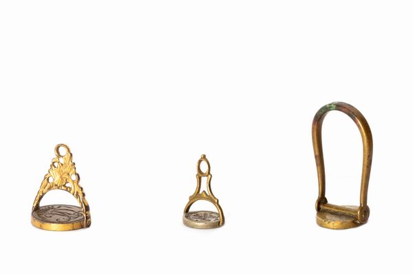 Lotto composto da tre sigilli in bronzo a pendente, di cui due multipli, con stemmi nobiliari, secoli XVIII - XIX  - Asta Incanti d'Arte - Associazione Nazionale - Case d'Asta italiane