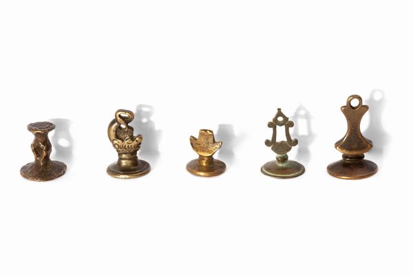 Lotto composto da cinque sigilli di cui tre a pendente, in bronzo, con stemmi nobiliari, secolo XVIII  - Asta Incanti d'Arte - Associazione Nazionale - Case d'Asta italiane