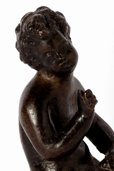 Piccola scultura in bronzo raffigurante putto seduto, Italia settentrionale secolo XVII  - Asta Incanti d'Arte - Associazione Nazionale - Case d'Asta italiane