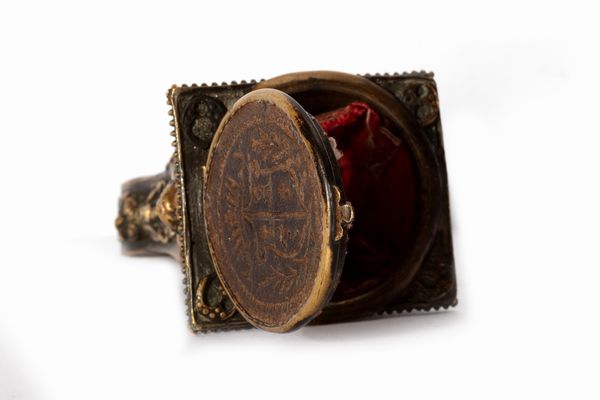 Antico anello a sigillo in bronzo e ferro, di gusto eclettico, con contenitore per ceralacca  - Asta Incanti d'Arte - Associazione Nazionale - Case d'Asta italiane