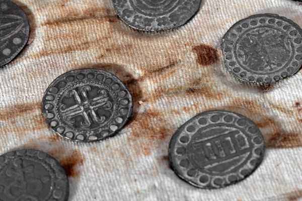 Lotto composto da quattordici antiche monete in bronzo, entro astuccio in marocchino rosso  - Asta Incanti d'Arte - Associazione Nazionale - Case d'Asta italiane