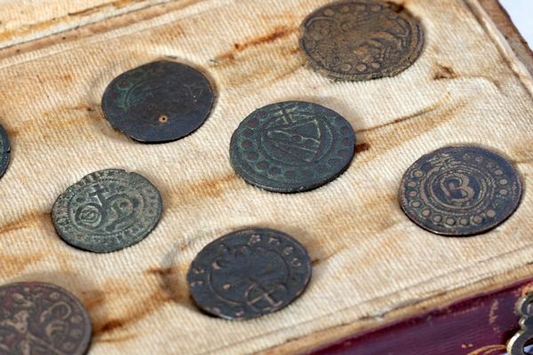 Lotto composto da quattordici antiche monete in bronzo, entro astuccio in marocchino rosso  - Asta Incanti d'Arte - Associazione Nazionale - Case d'Asta italiane