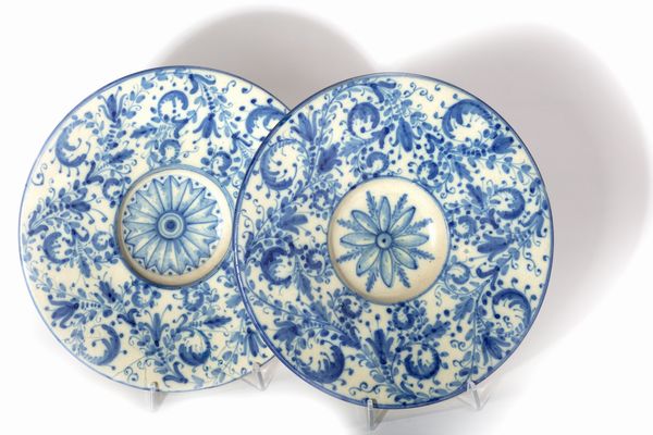 Due antichi piatti in maiolica bianca e blu a motivi floreali, manifattura di Delft  - Asta Incanti d'Arte - Associazione Nazionale - Case d'Asta italiane