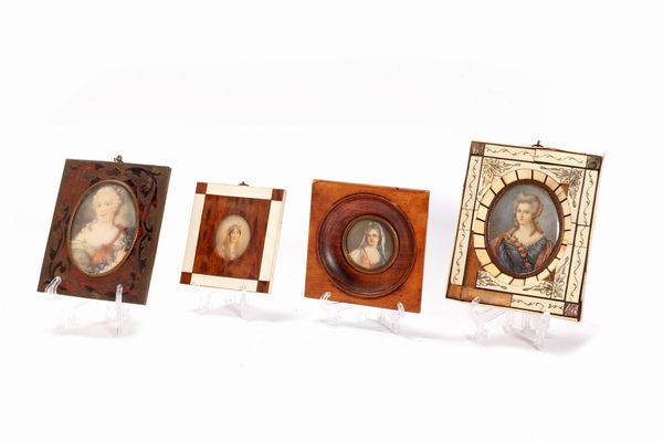 Lotto composto da quattro miniature raffiguranti ritratti femminili, secoli XIX - XX  - Asta Incanti d'Arte - Associazione Nazionale - Case d'Asta italiane
