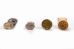 Lotto composto da undici sigilli in materiali diversi, secolo XIX  - Asta Incanti d'Arte - Associazione Nazionale - Case d'Asta italiane
